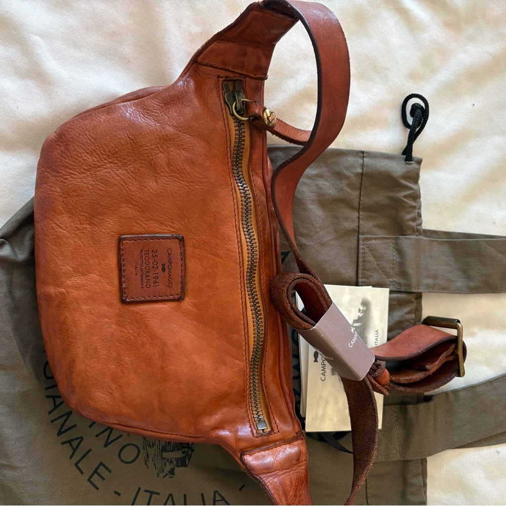 Campomaggi SANTARCANGELO
Belt bag "CORNIOLO" in garment-dyed cowhide leather - Picture 6 of 16